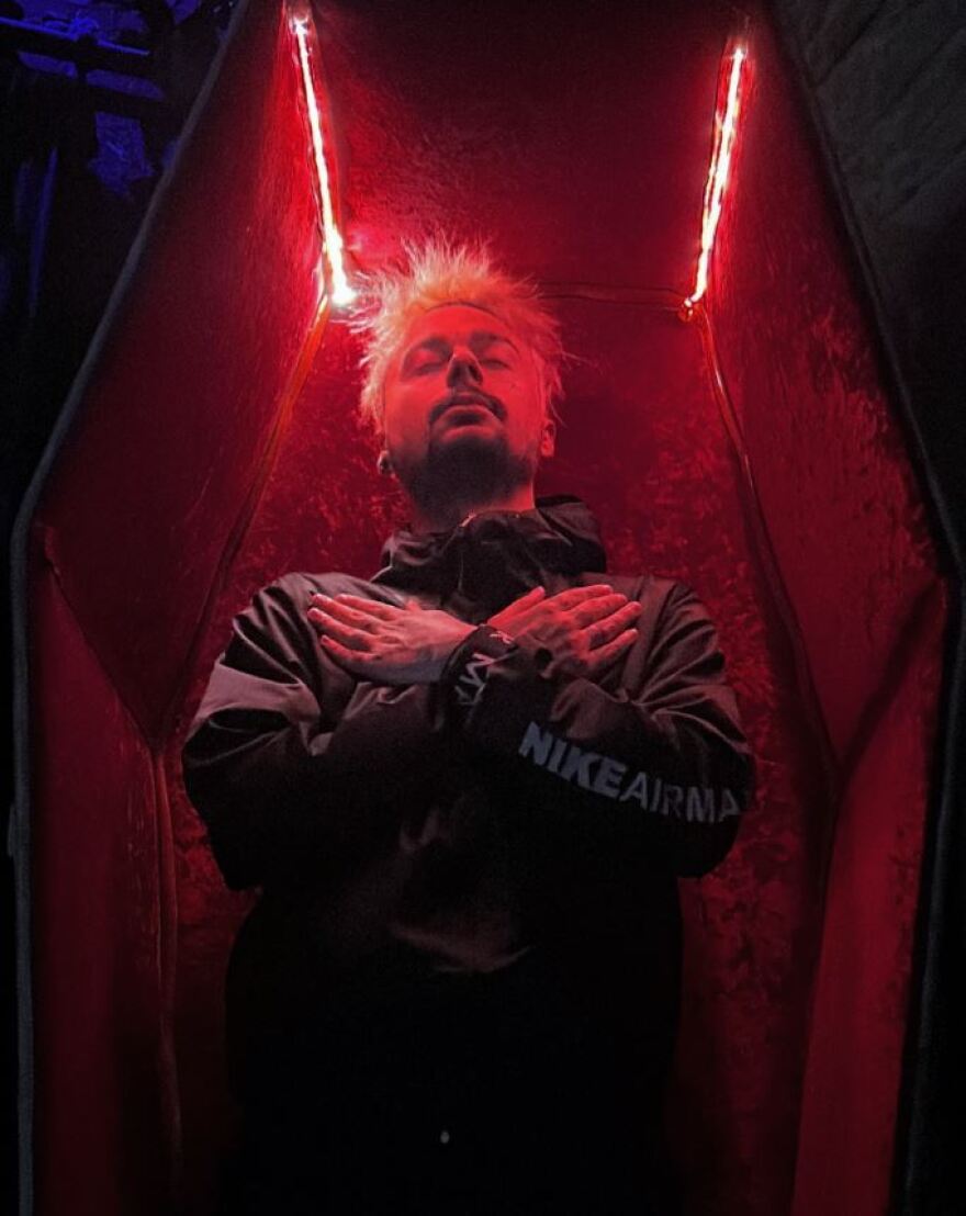 Sin Boy: Φωτογραφήθηκε μέσα σε φέρετρο - Έχω πεθάνει, έχω φάει ξύλο, τι άλλο να κάνω για να με κάνετε viral;