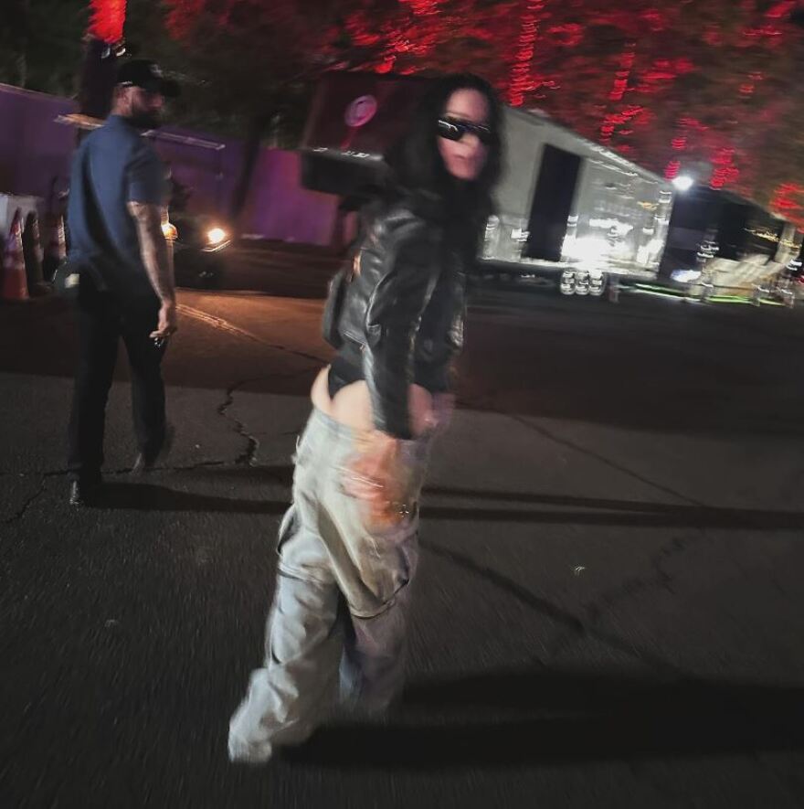 Κέιτι Πέρι: Κατέβασε το παντελόνι της ενώ περπατούσε στον δρόμο