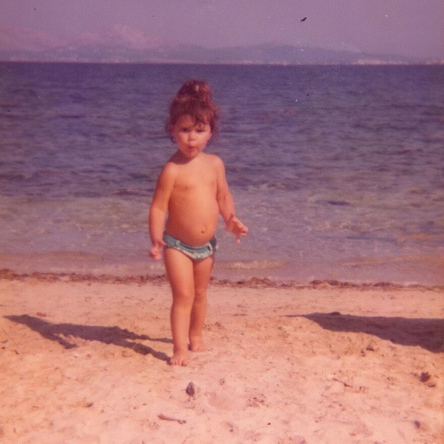 Βικτόρια Μπέκαμ: Έγινε 50 και ανέβασε φωτογραφίες από την παιδική της ηλικία 