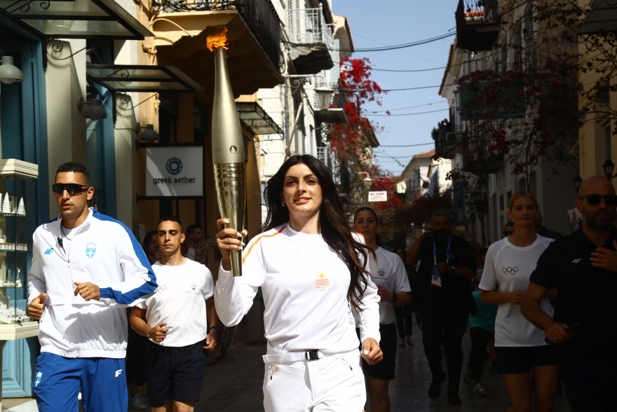 Ο Πειραιάς υποδέχθηκε την Ολυμπιακή Φλόγα - Δείτε φωτογραφίες από τη λαμπαδηδρομία και την τελετή υποδοχής