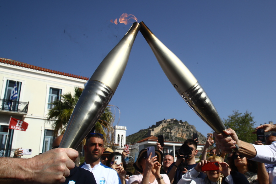 Ο Πειραιάς υποδέχθηκε την Ολυμπιακή Φλόγα - Δείτε φωτογραφίες από τη λαμπαδηδρομία και την τελετή υποδοχής