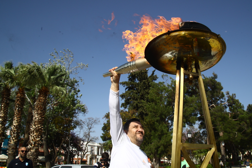 Ο Πειραιάς υποδέχθηκε την Ολυμπιακή Φλόγα - Δείτε φωτογραφίες από τη λαμπαδηδρομία και την τελετή υποδοχής