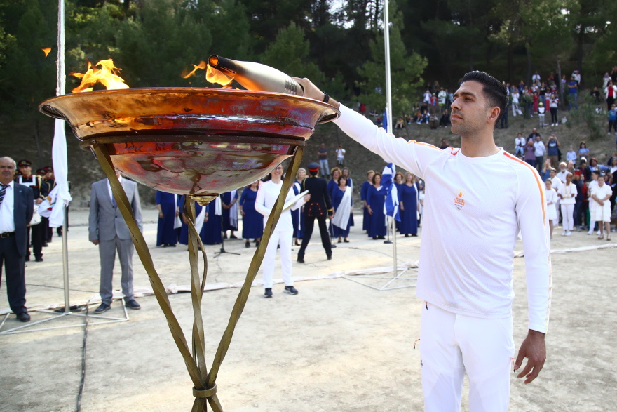 Ο Πειραιάς υποδέχθηκε την Ολυμπιακή Φλόγα - Δείτε φωτογραφίες από τη λαμπαδηδρομία και την τελετή υποδοχής