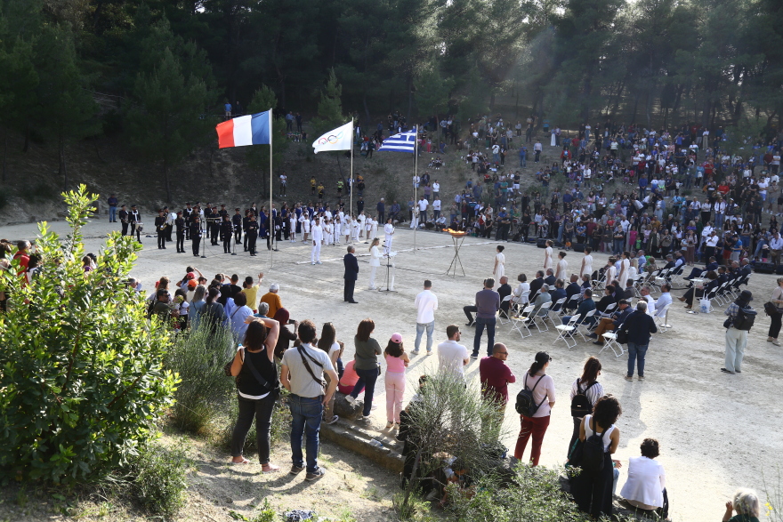 Ο Πειραιάς υποδέχθηκε την Ολυμπιακή Φλόγα - Δείτε φωτογραφίες από τη λαμπαδηδρομία και την τελετή υποδοχής