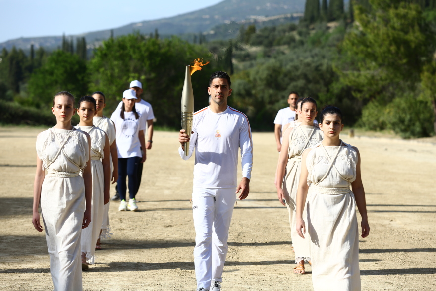 Ο Πειραιάς υποδέχθηκε την Ολυμπιακή Φλόγα - Δείτε φωτογραφίες από τη λαμπαδηδρομία και την τελετή υποδοχής