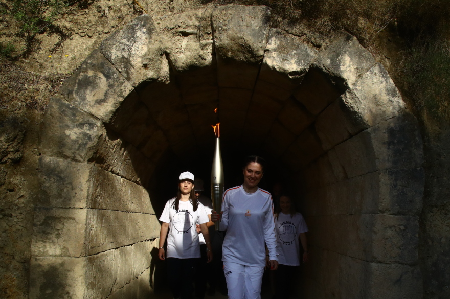 Ο Πειραιάς υποδέχθηκε την Ολυμπιακή Φλόγα - Δείτε φωτογραφίες από τη λαμπαδηδρομία και την τελετή υποδοχής