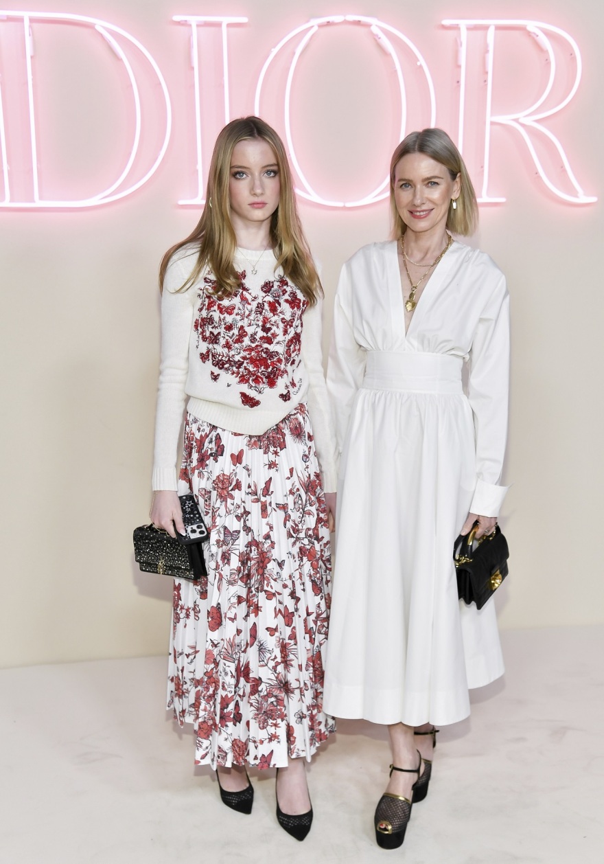 H Ναόμι Γουότς σε επίδειξη μόδας με την 15χρονη τρανς κόρη της