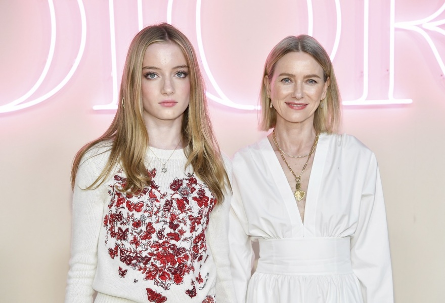 H Ναόμι Γουότς σε επίδειξη μόδας με την 15χρονη τρανς κόρη της