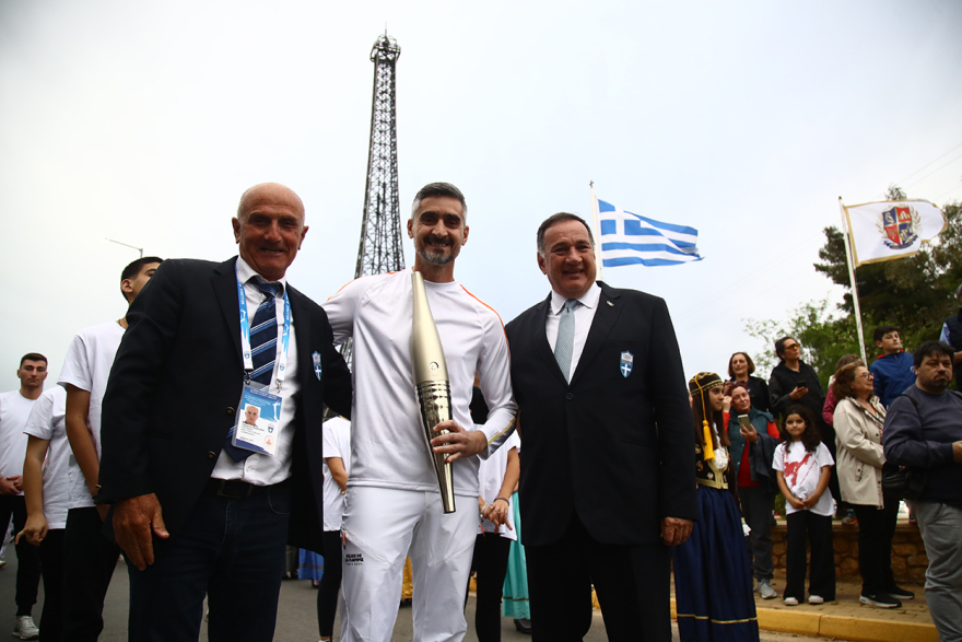 Ολυμπιακοί Αγώνες: Η Φλόγα μπροστά από τον Πύργο του Άιφελ στα... Φιλιατρά πριν φτάσει στο Παρίσι