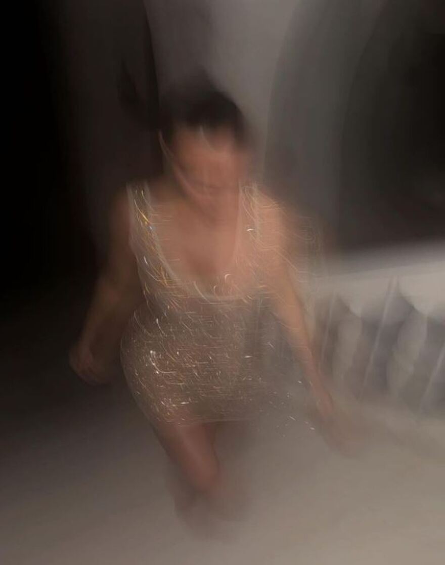 Κιμ Καρντάσιαν: Η κόρη της τη φωτογραφίζει με ένα μίνι χρυσό φόρεμα