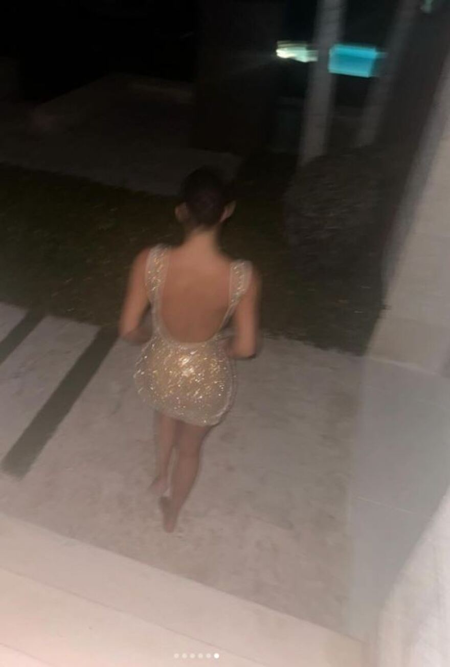 Κιμ Καρντάσιαν: Η κόρη της τη φωτογραφίζει με ένα μίνι χρυσό φόρεμα