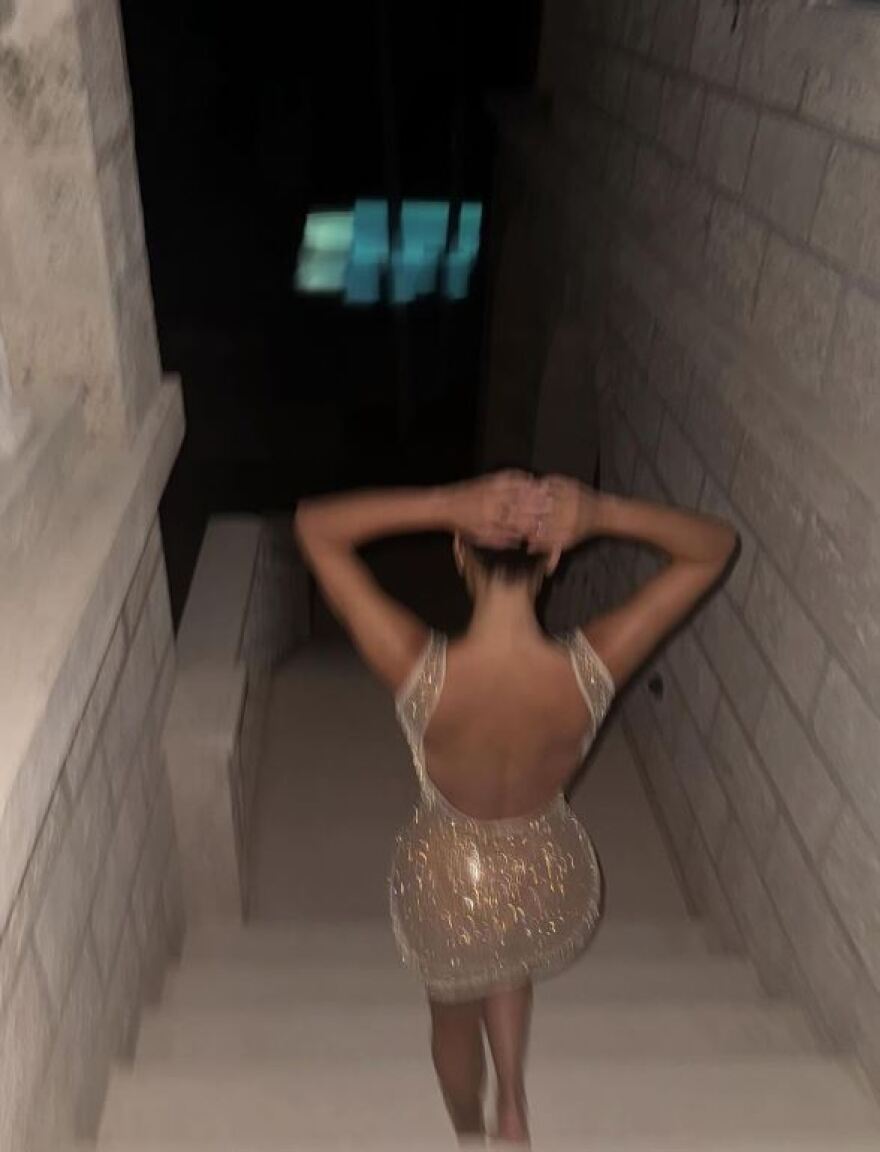 Κιμ Καρντάσιαν: Η κόρη της τη φωτογραφίζει με ένα μίνι χρυσό φόρεμα