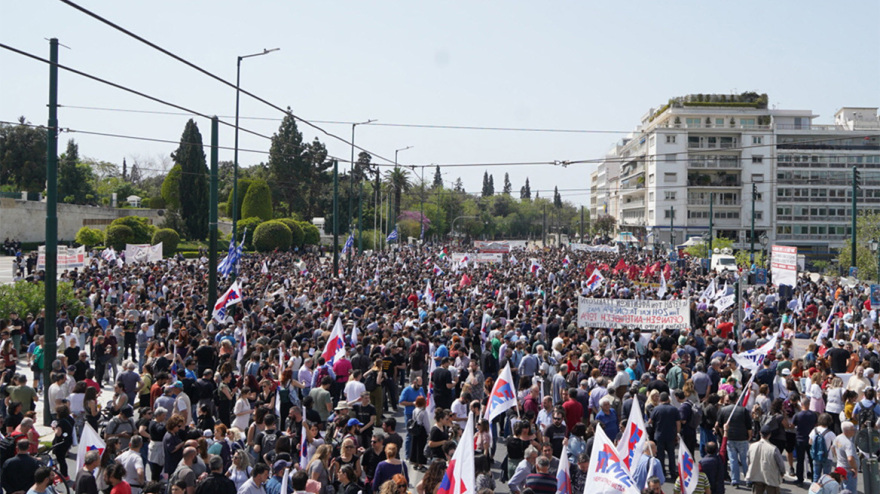 Ολοκληρώθηκαν οι απεργιακές πορείες, χιλιάδες κόσμου διαδήλωσαν στο κέντρο της Αθήνας