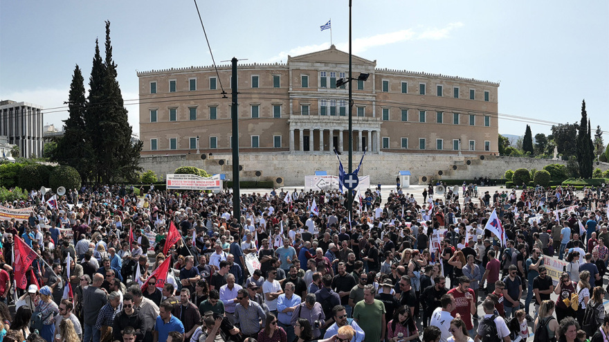 Ολοκληρώθηκαν οι απεργιακές πορείες, χιλιάδες κόσμου διαδήλωσαν στο κέντρο της Αθήνας