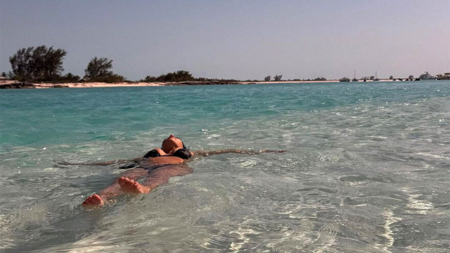 Κιμ Καρντάσιαν: Καζούρα στο Instagram για φωτογραφία που τη δείχνει να βουτάει σε πολύ ρηχό νερό: «Είσαι καλά;»