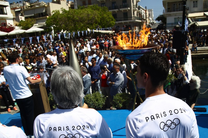 Σε Ρέθυμνο και Χανιά η Ολυμπιακή Φλόγα - Δείτε βίντεο και φωτογραφίες