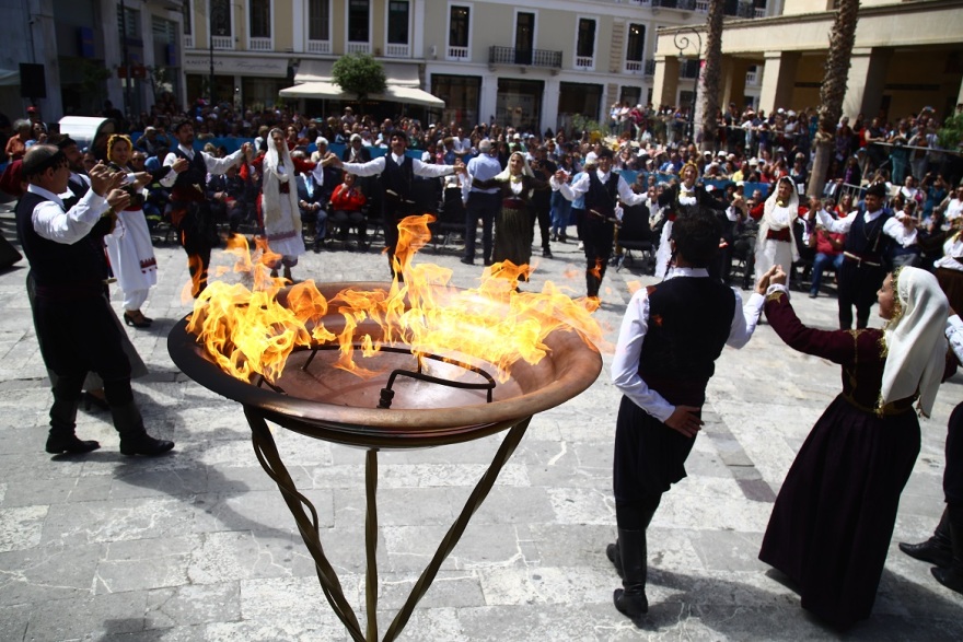 Σε Ρέθυμνο και Χανιά η Ολυμπιακή Φλόγα - Δείτε βίντεο και φωτογραφίες