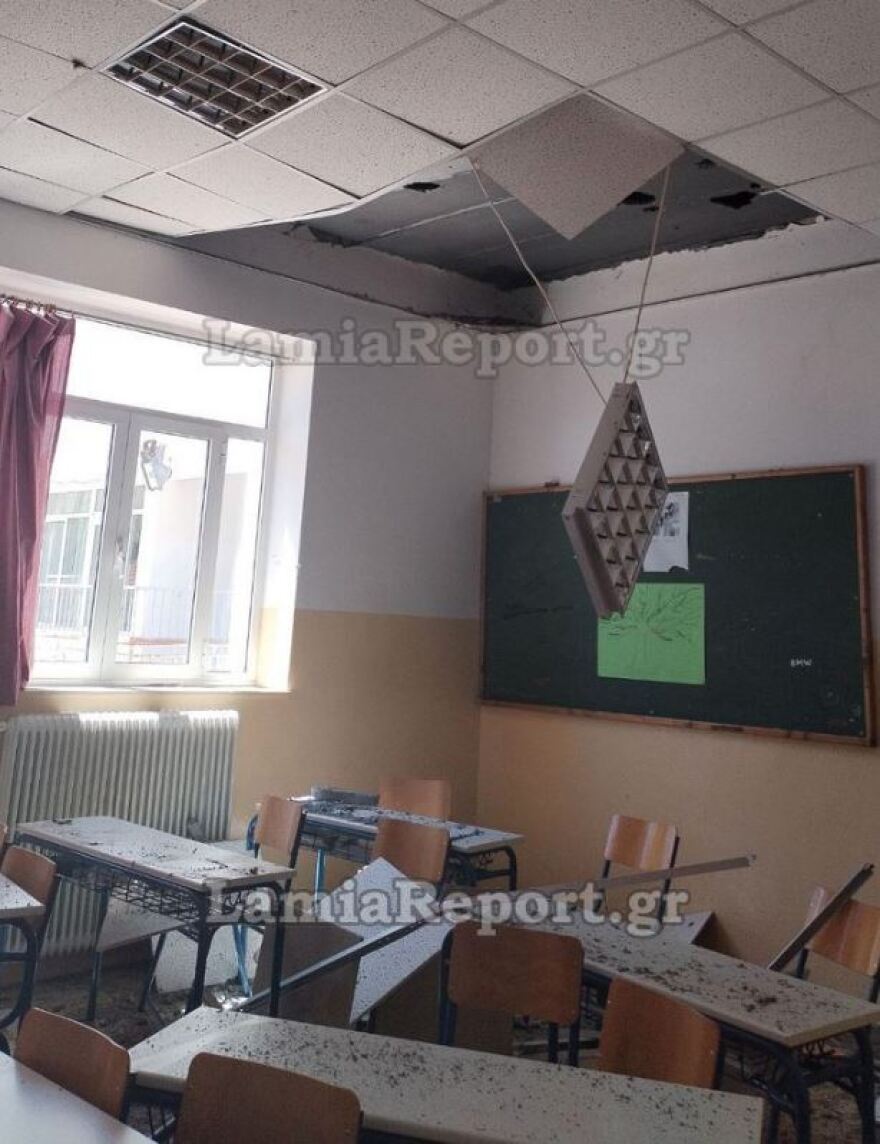 Φθιώτιδα: Έπεσε τμήμα ψευδοροφής στο Λύκειο Δομοκού - Δείτε φωτογραφίες