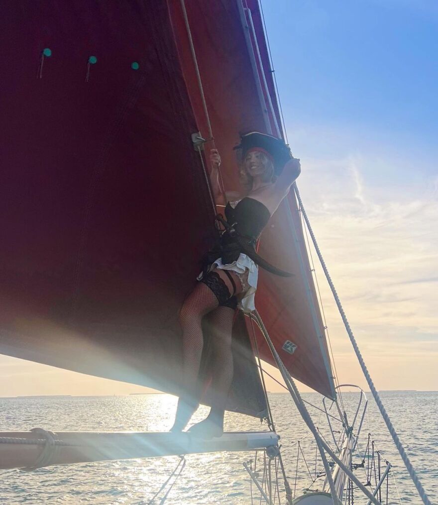 Σίντνεϊ Σουίνι: Πειρατίνα η ηθοποιός στο Instagram