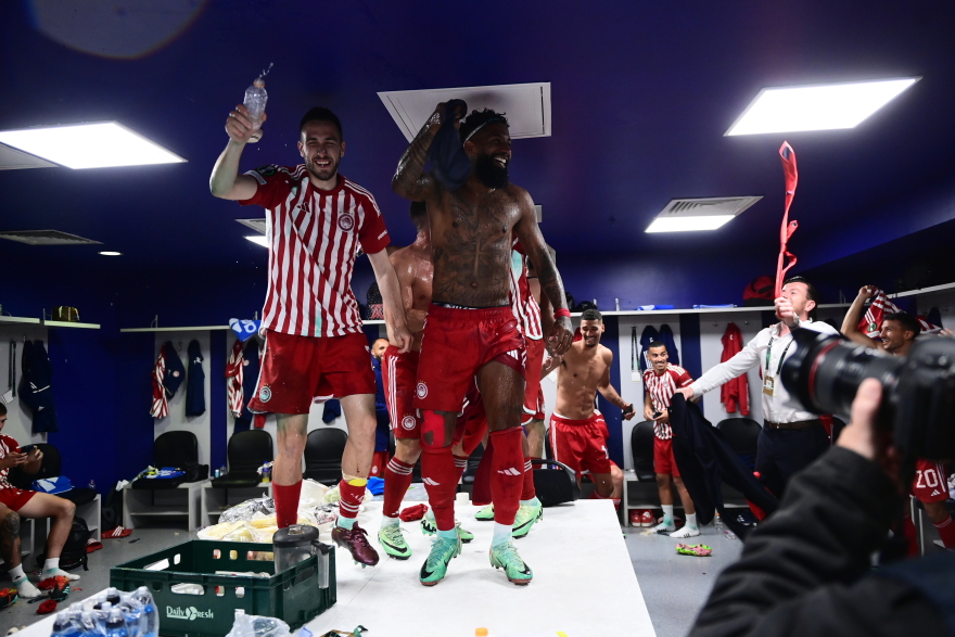 Conference League: Πάρτι στα αποδυτήρια του Ολυμπιακού μετά την πρόκριση, σήκωσαν τον Μεντιλίμπαρ στα χέρια