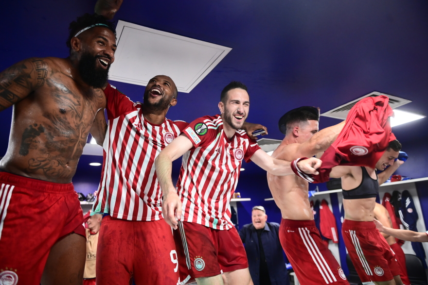 Conference League: Πάρτι στα αποδυτήρια του Ολυμπιακού μετά την πρόκριση, σήκωσαν τον Μεντιλίμπαρ στα χέρια