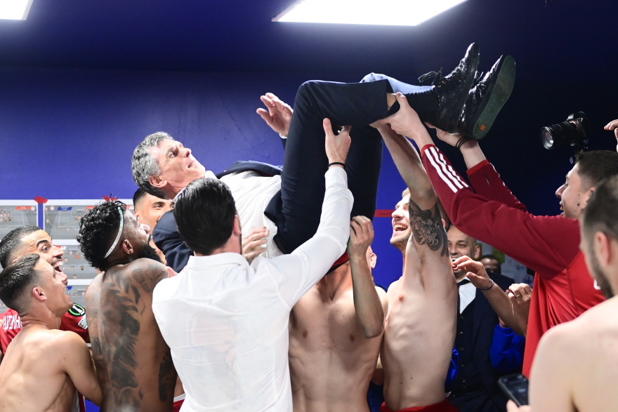 Conference League: Πάρτι στα αποδυτήρια του Ολυμπιακού μετά την πρόκριση, σήκωσαν τον Μεντιλίμπαρ στα χέρια