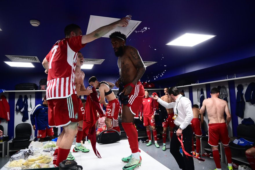 Conference League: Πάρτι στα αποδυτήρια του Ολυμπιακού μετά την πρόκριση, σήκωσαν τον Μεντιλίμπαρ στα χέρια