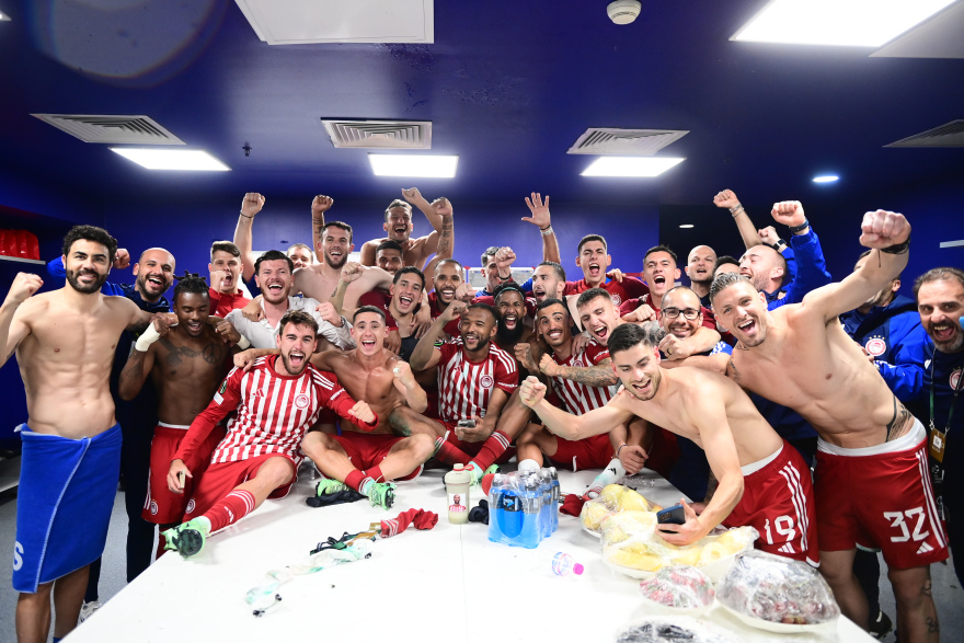 Conference League: Πάρτι στα αποδυτήρια του Ολυμπιακού μετά την πρόκριση, σήκωσαν τον Μεντιλίμπαρ στα χέρια