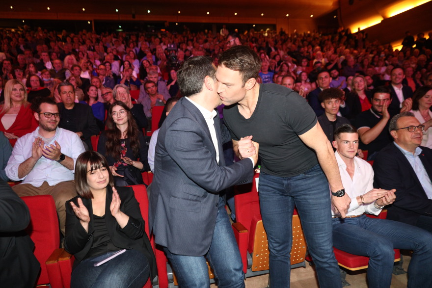 ΣΥΡΙΖΑ: «Αλέξη έλα πάνω» είπε ο Κασσελάκης και ανέβασε τον Τσίπρα στη σκηνή - Παρουσιάστηκε το ευρωψηφοδέλτιο