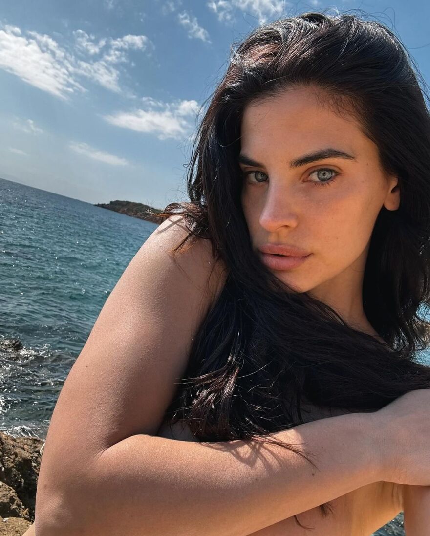 Χριστίνα Μπόμπα: Φωτογραφήθηκε χωρίς μαγιό σε παραλία - «Μήπως να απενοχοποιήσουμε το γυμνό» απάντησε σε αρνητικά σχόλια