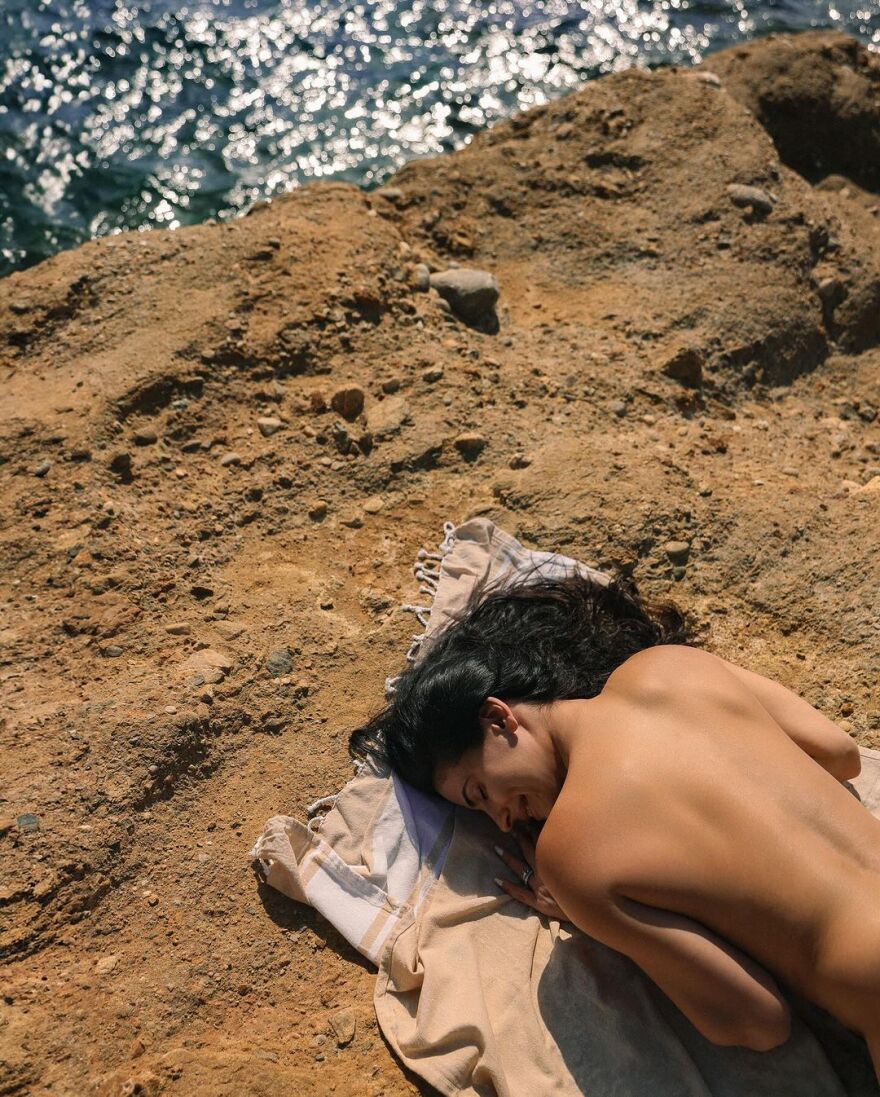 Χριστίνα Μπόμπα: Φωτογραφήθηκε χωρίς μαγιό σε παραλία - «Μήπως να απενοχοποιήσουμε το γυμνό» απάντησε σε αρνητικά σχόλια