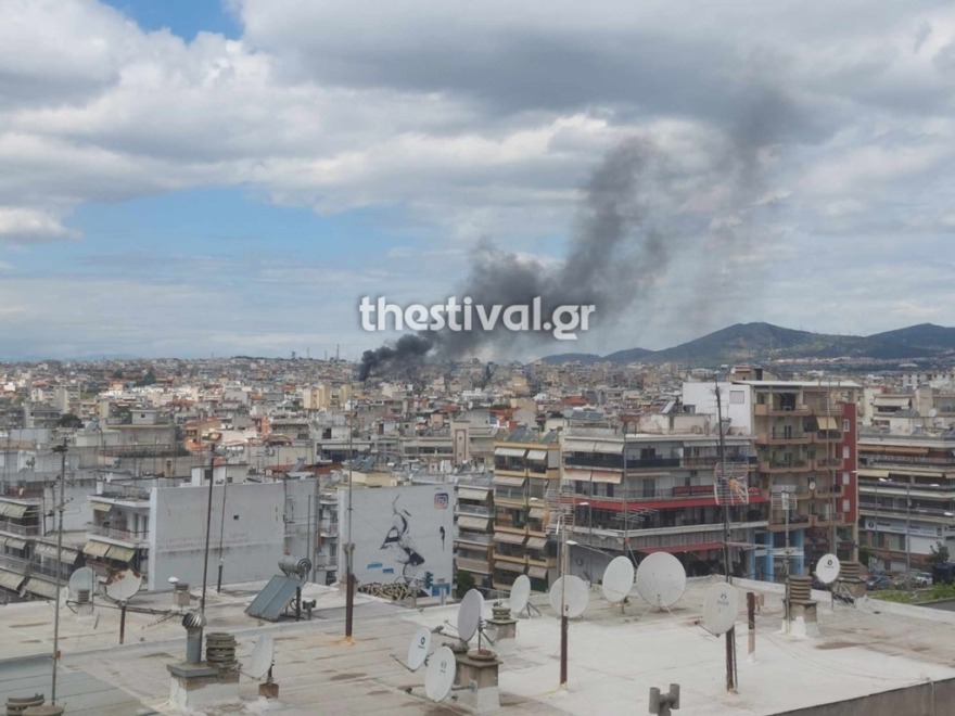 Θεσσαλονίκη: Μεγάλη φωτιά σε πολυκατοικία