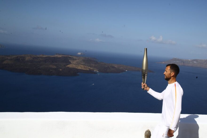 Από τη Σαντορίνη, τη Νάξο και την Πάρο στην Ακρόπολη η Ολυμπιακή Φλόγα - Δείτε βίντεο και φωτογραφίες