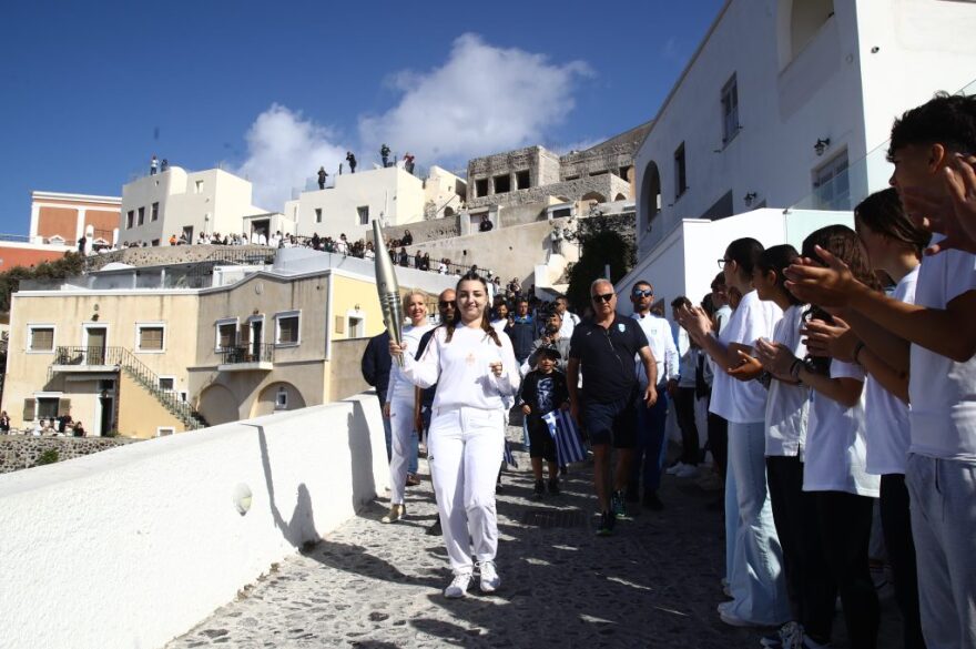 Από τη Σαντορίνη, τη Νάξο και την Πάρο στην Ακρόπολη η Ολυμπιακή Φλόγα - Δείτε βίντεο και φωτογραφίες