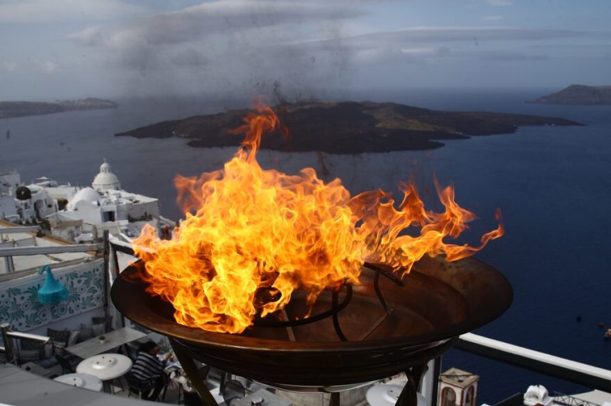 Από τη Σαντορίνη, τη Νάξο και την Πάρο στην Ακρόπολη η Ολυμπιακή Φλόγα - Δείτε βίντεο και φωτογραφίες