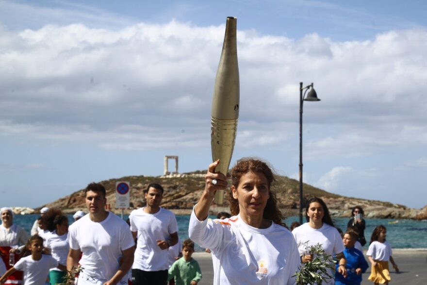 Από τη Σαντορίνη, τη Νάξο και την Πάρο στην Ακρόπολη η Ολυμπιακή Φλόγα - Δείτε βίντεο και φωτογραφίες