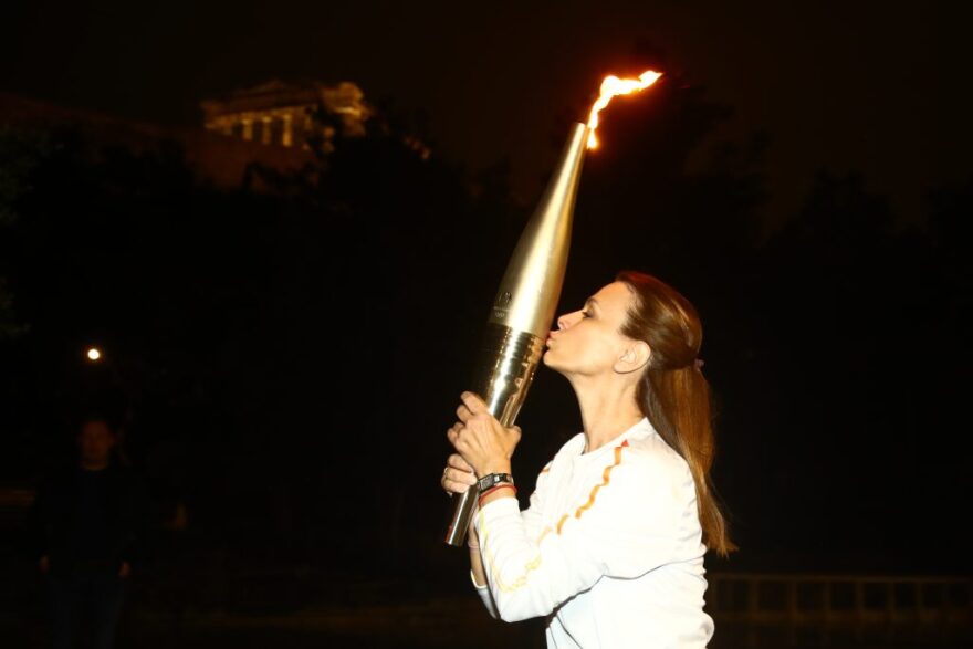 Από τη Σαντορίνη, τη Νάξο και την Πάρο στην Ακρόπολη η Ολυμπιακή Φλόγα - Δείτε βίντεο και φωτογραφίες