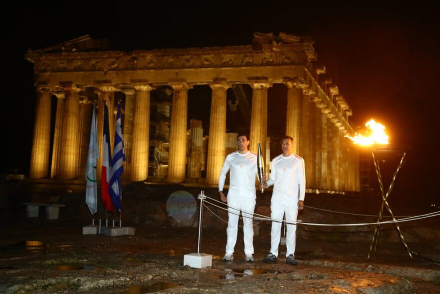 Από τη Σαντορίνη, τη Νάξο και την Πάρο στην Ακρόπολη η Ολυμπιακή Φλόγα - Δείτε βίντεο και φωτογραφίες