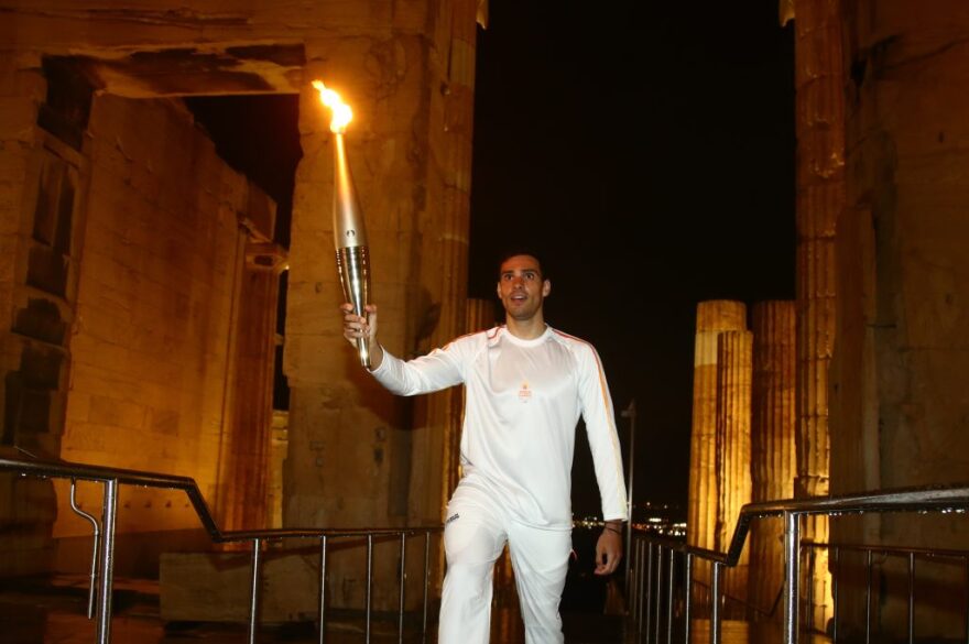 Από τη Σαντορίνη, τη Νάξο και την Πάρο στην Ακρόπολη η Ολυμπιακή Φλόγα - Δείτε βίντεο και φωτογραφίες
