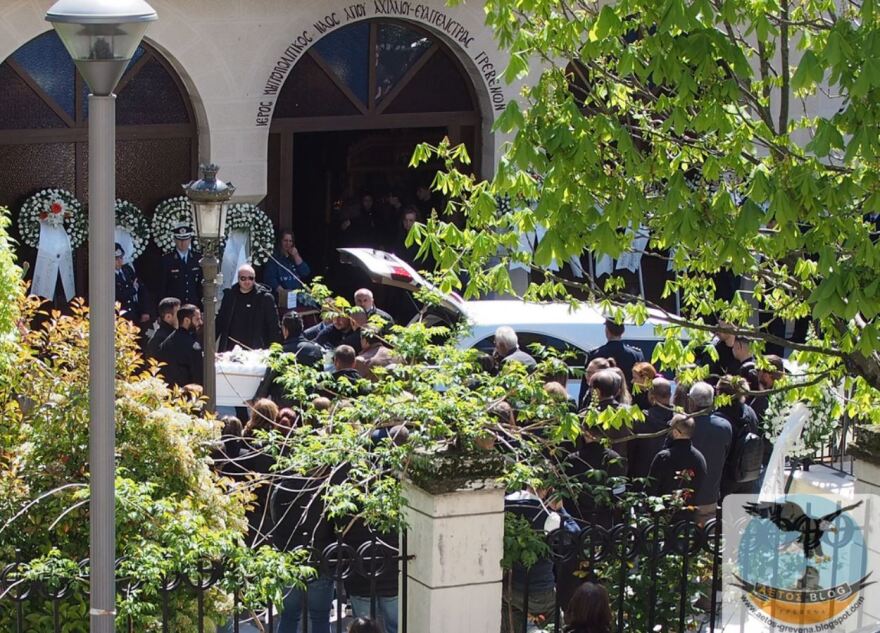 Θρήνος στα Γρεβενά: Το τελευταίο αντίο στον αστυνομικό που καταπλακώθηκε από κτίριο στο Πασαλιμάνι (βίντεο και φωτογραφίες)