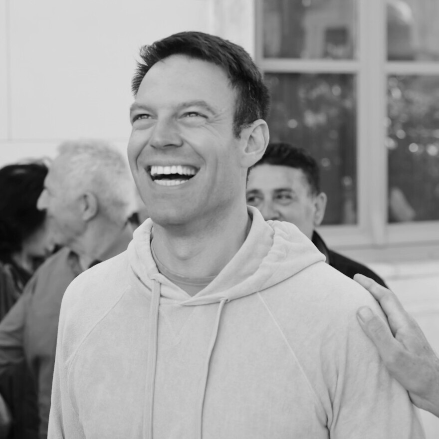 Ο Κασσελάκης… ξαναβαφτίζει τον ΣΥΡΙΖΑ - Από το «θαύμα» στην κολυμπήθρα, στην ιερή συμμαχία του ΝΑΤΟ και τη στήριξη στο Ισραήλ