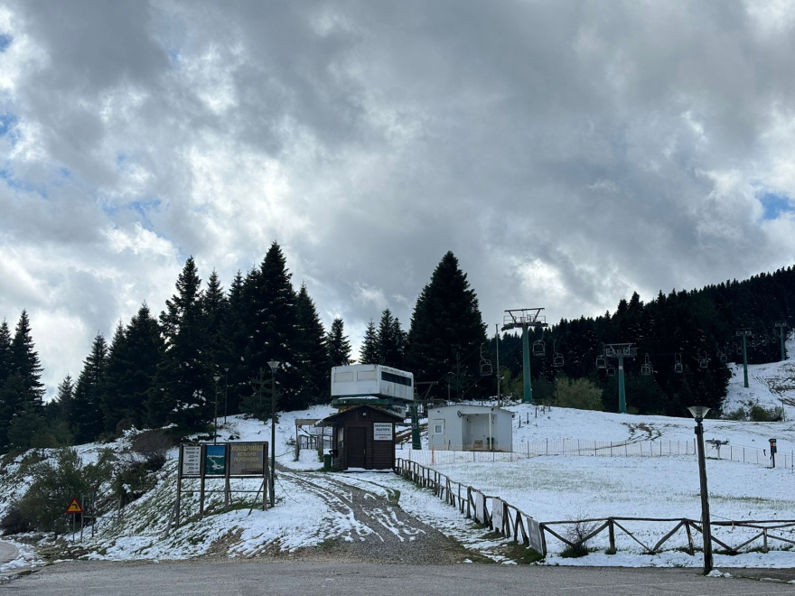 Τρίκαλα: Στα λευκά «ξύπνησε» το Περτούλι - Είχε να χιονίσει Απρίλη 20 χρόνια