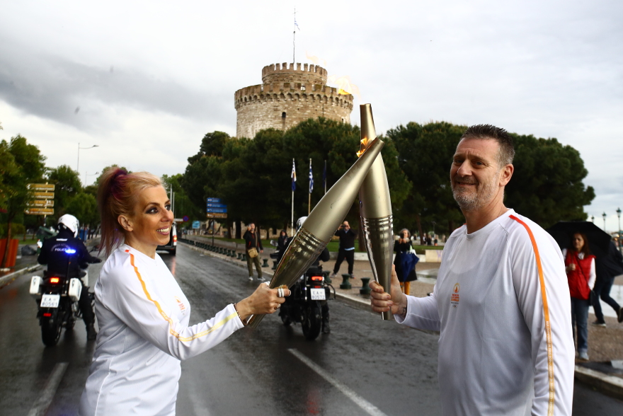 Ολυμπιακή φλόγα: Η Τασούλα Κελεσίδου άναψε τον βωμό μπροστά από τις Ομπρέλες του Ζογγολόπουλου