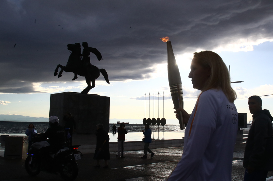 Ολυμπιακή φλόγα: Η Τασούλα Κελεσίδου άναψε τον βωμό μπροστά από τις Ομπρέλες του Ζογγολόπουλου
