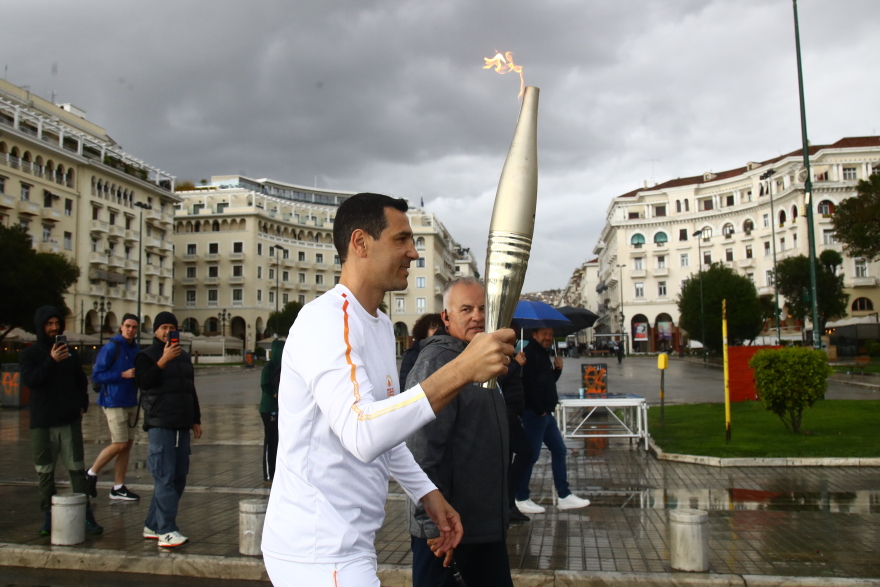 Ολυμπιακή φλόγα: Η Τασούλα Κελεσίδου άναψε τον βωμό μπροστά από τις Ομπρέλες του Ζογγολόπουλου