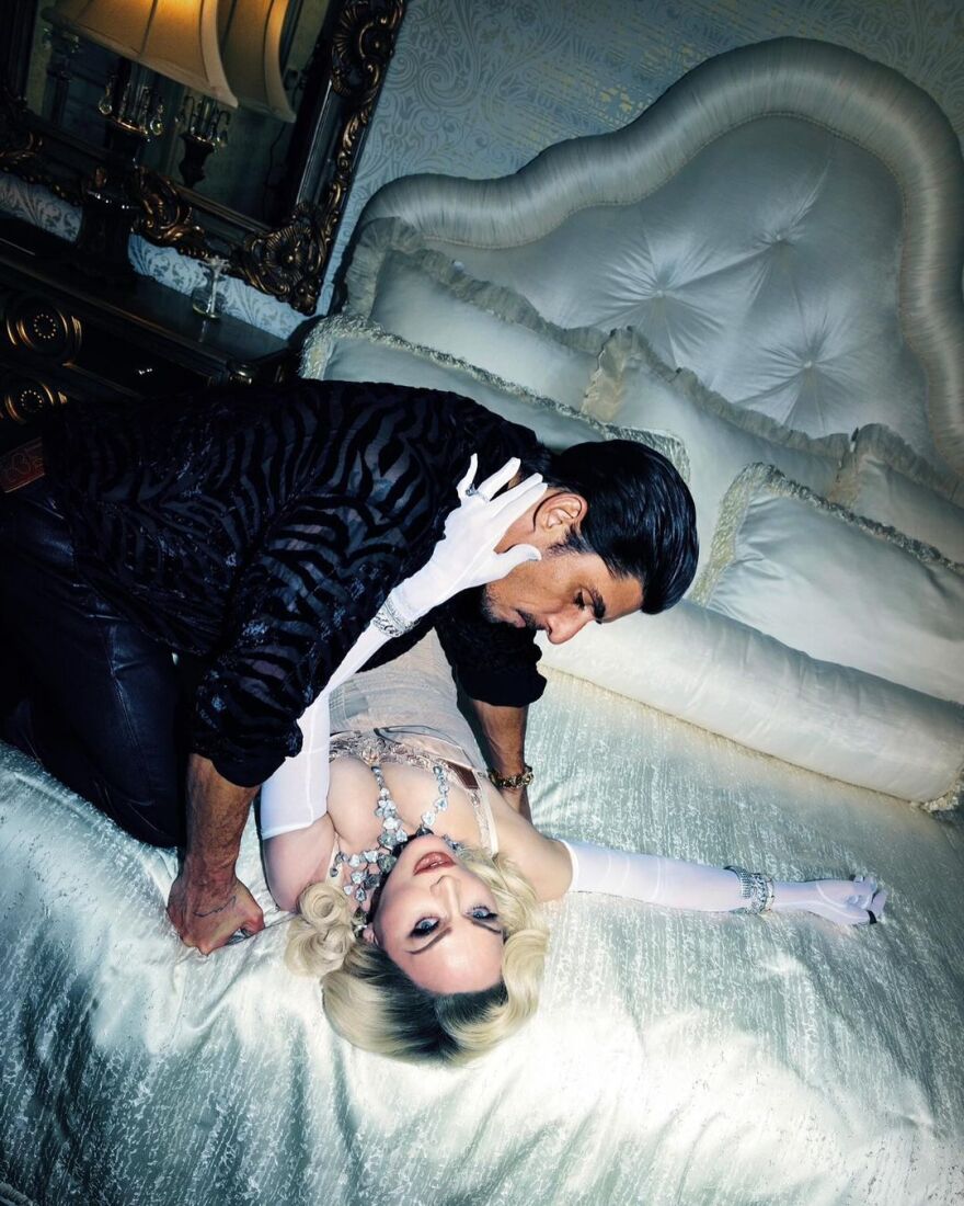 Μαντόνα: Ποζάρει στο κρεβάτι με τον ηθοποιό Αλμπέρτο Γκέρα - Κάνει ζέστη στο Μεξικό, γράφει