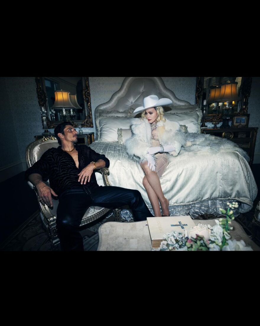 Μαντόνα: Ποζάρει στο κρεβάτι με τον ηθοποιό Αλμπέρτο Γκέρα - Κάνει ζέστη στο Μεξικό, γράφει