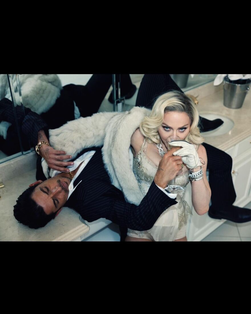 Μαντόνα: Ποζάρει στο κρεβάτι με τον ηθοποιό Αλμπέρτο Γκέρα - Κάνει ζέστη στο Μεξικό, γράφει