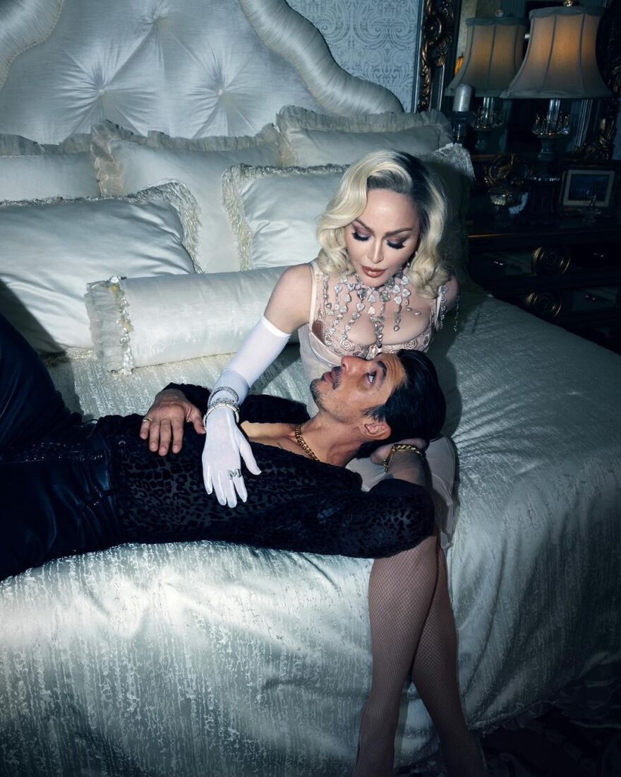 Μαντόνα: Ποζάρει στο κρεβάτι με τον ηθοποιό Αλμπέρτο Γκέρα - Κάνει ζέστη στο Μεξικό, γράφει