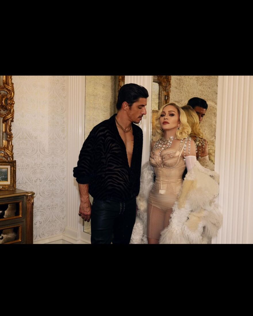 Μαντόνα: Ποζάρει στο κρεβάτι με τον ηθοποιό Αλμπέρτο Γκέρα - Κάνει ζέστη στο Μεξικό, γράφει